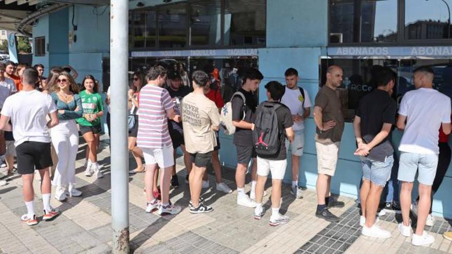 Aficionados del Celta guardan cola ayer en Balaídos para retirar entradas. // PABLO HERNÁNDEZ GAMARRA