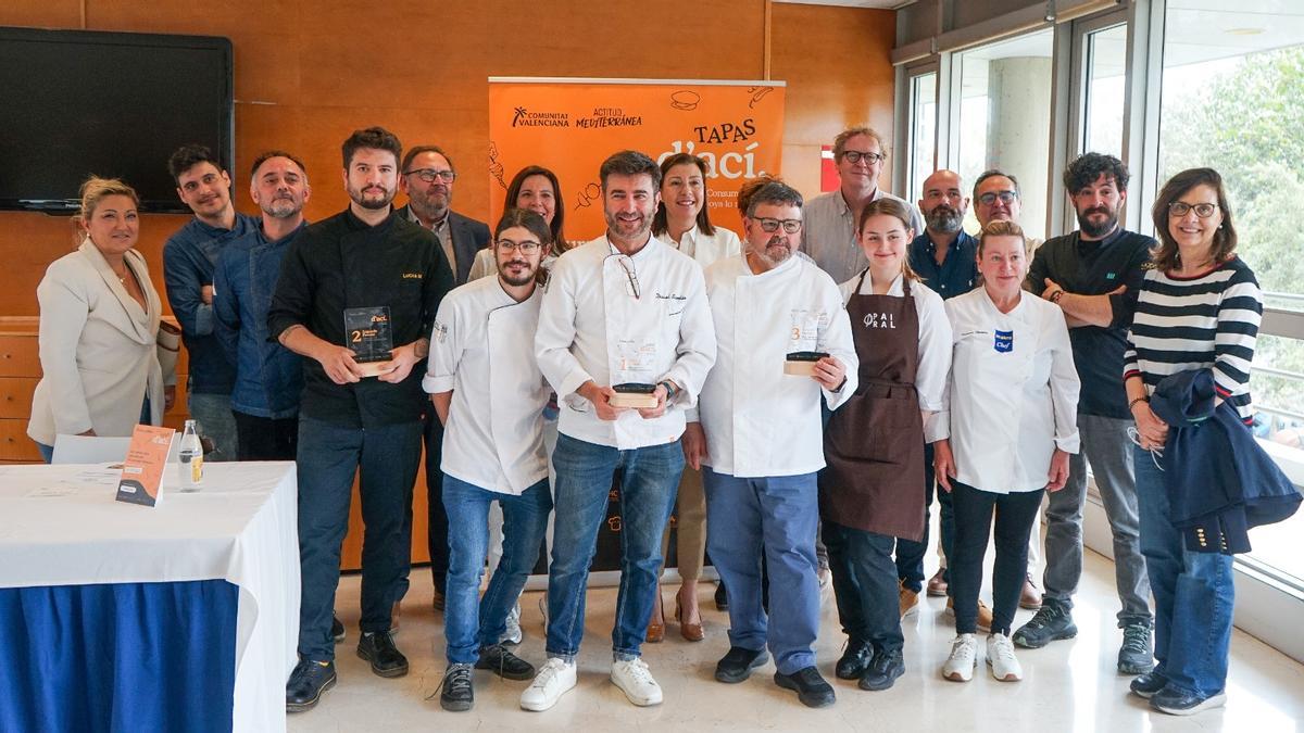 Los chefs de los restaurantes premiados posan junto a representantes de la campaña autonómica Tapas d’Ací.