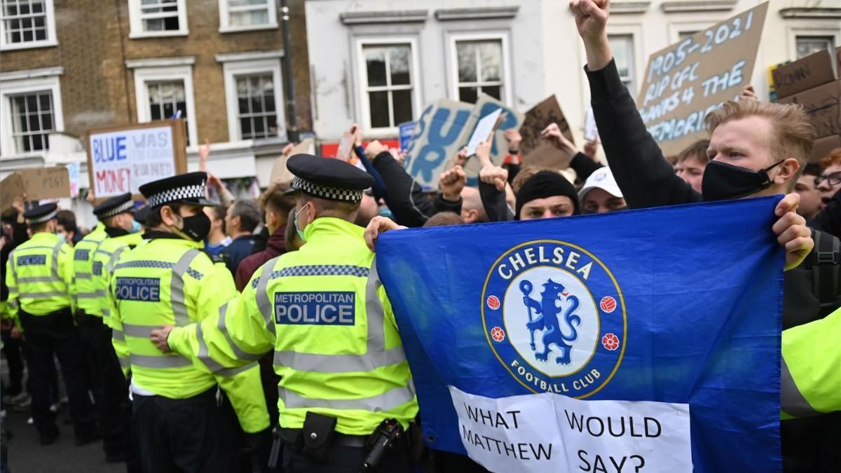 Los aficionados del Chelsea protestan en Londres contra la Superliga