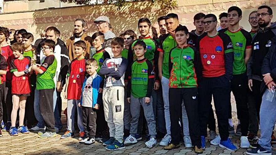 El campió del món paralímpic Jordi Morales i Joan Romeu van posar amb tots els assistents a l&#039;homenatge