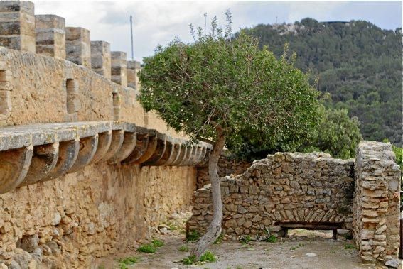 Zacken, Schießscharten, hohe Mauern: Ein Besuch in der Festung im Nordosten von Mallorca.