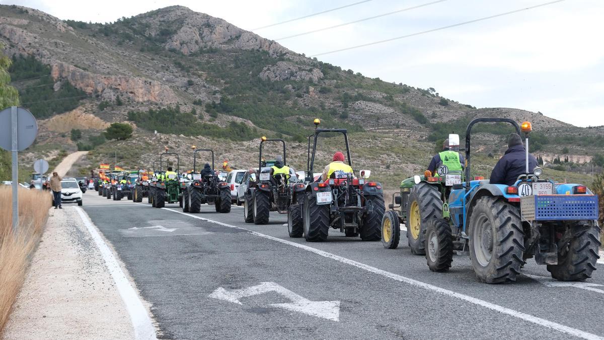 Tractorada de agricultores en las inmediaciones de Villena este pasado mes de marzo.