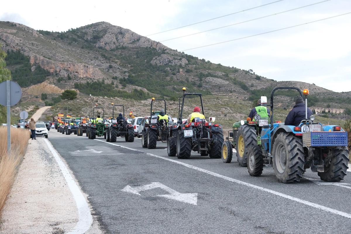 Tractorada de agricultores en las inmediaciones de Villena este pasado mes de marzo.