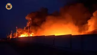 Impresionantes imágenes del incendio que se produjo en una planta de reciclaje de Valencia