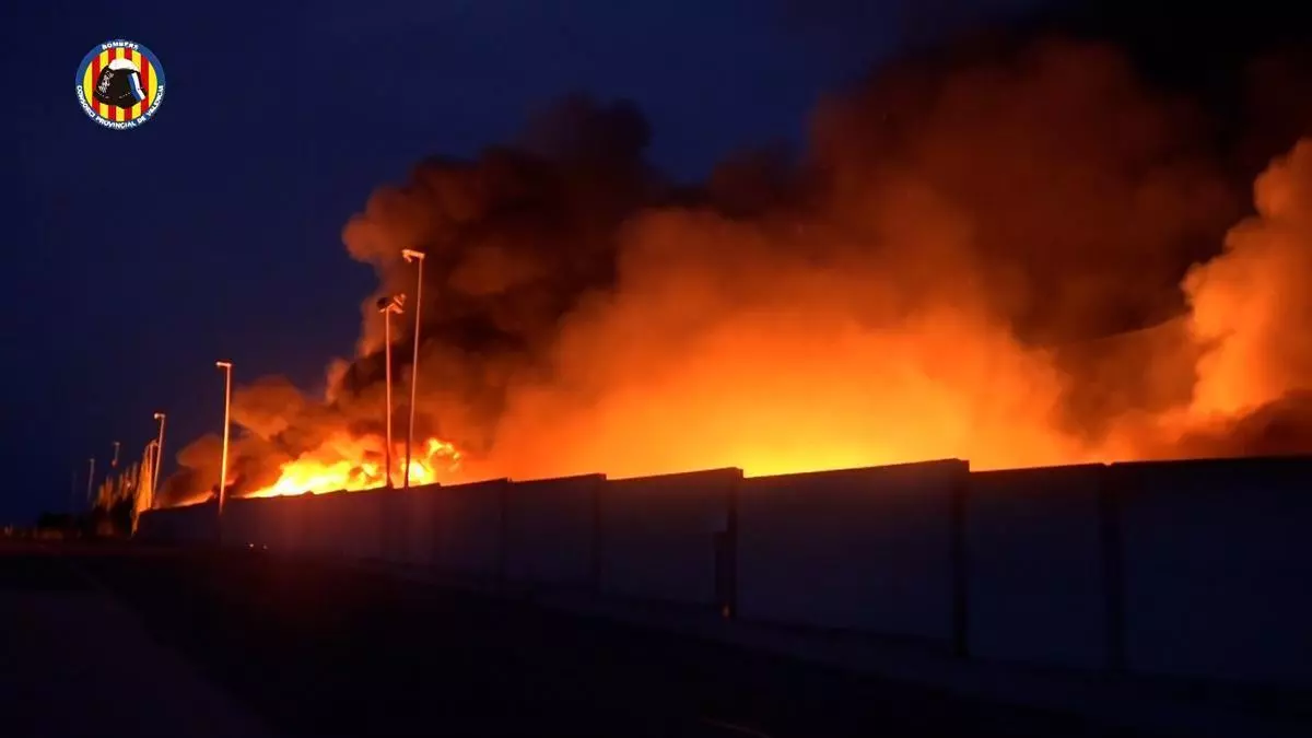 Impresionantes imágenes del incendio que se produjo en una planta de reciclaje de Valencia