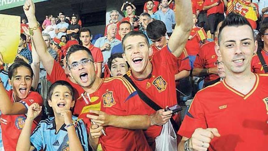 Los aficionados no dejaron de animar a la Roja. //  Gustavo Santos