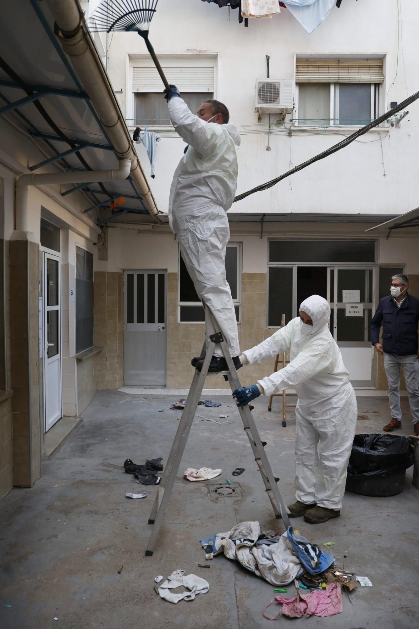 Limpieza de un patio de viviendas precarias en Orriols