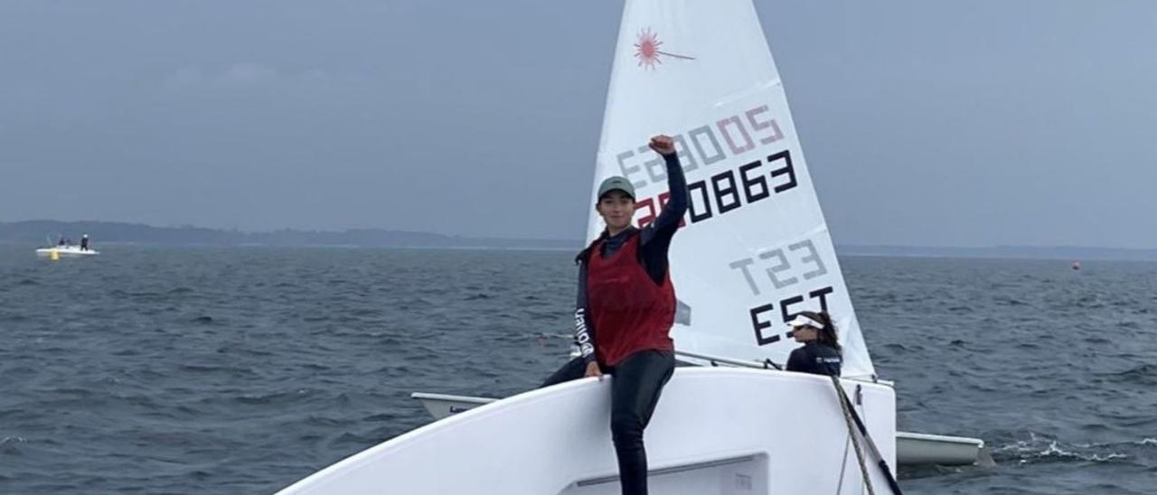 Isabel Hernández celebra su tercer puesto en el europeo sub-21 a bordo de su ILCA 6 en aguas francesas. | | LP/DLP