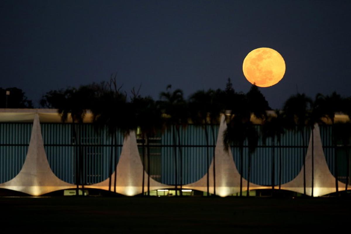 Vista de la superluna desde el Palacio del Alvorada en Brasilia, el domingo 10 de agosto de 2014.