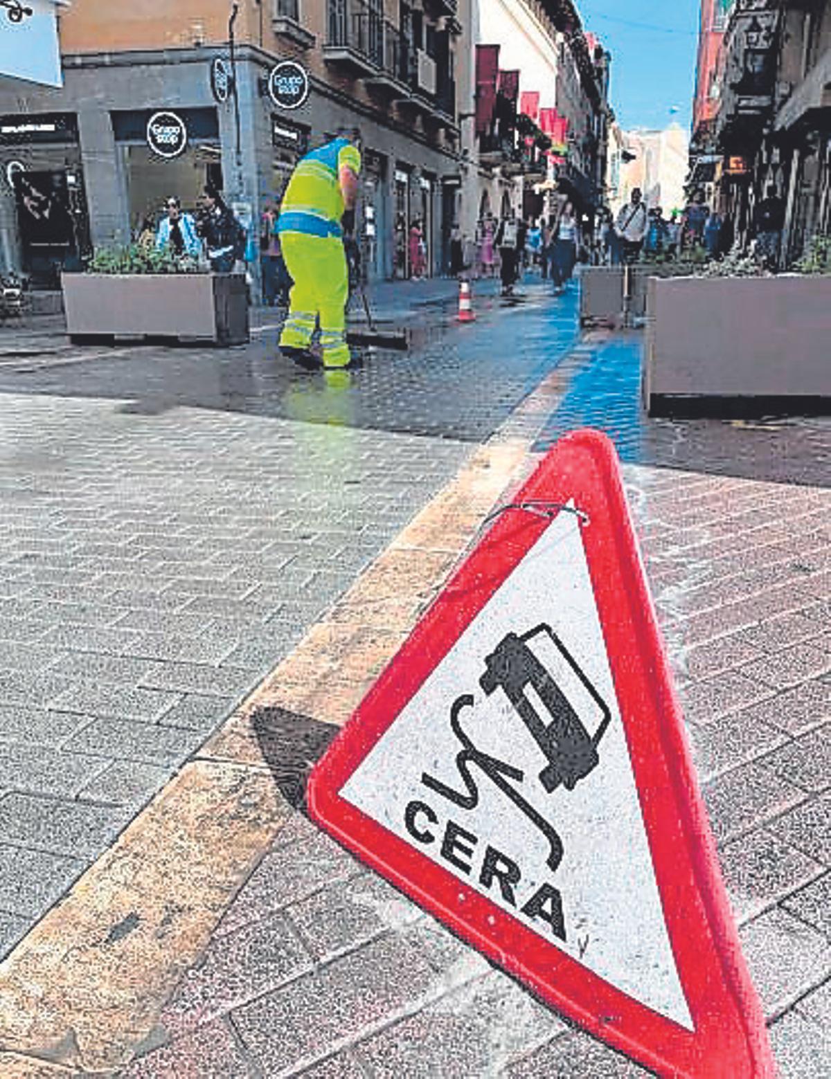 Emaya quitando la cera en las calles de Palma tres semanas después de la última procesión de Semana Santa.
