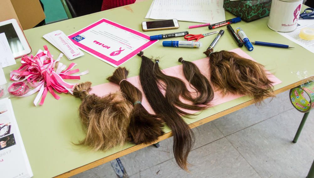 El Instituto Cabo de la Huerta conmemora el Día de la Mujer recaudando cabello y donativos