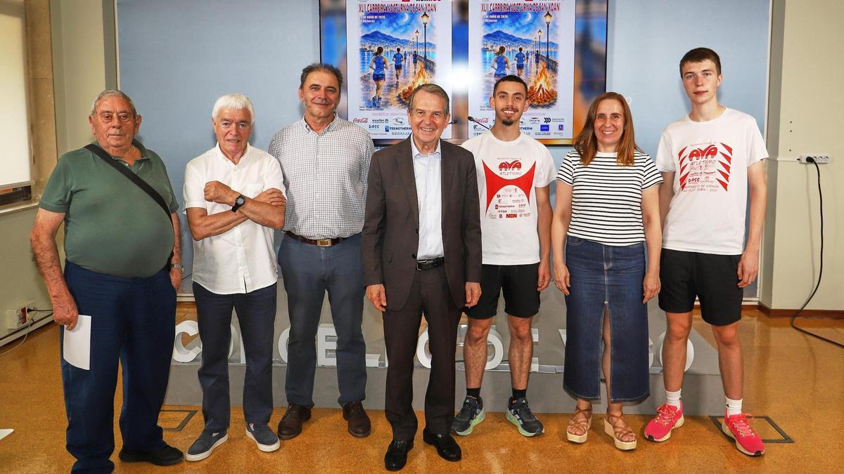 El alcalde de Vigo Abel Caballero, junto a los concejales de Deportes, Medioambiente y representantes de la Agrupación Viguesa de Atletismo.
