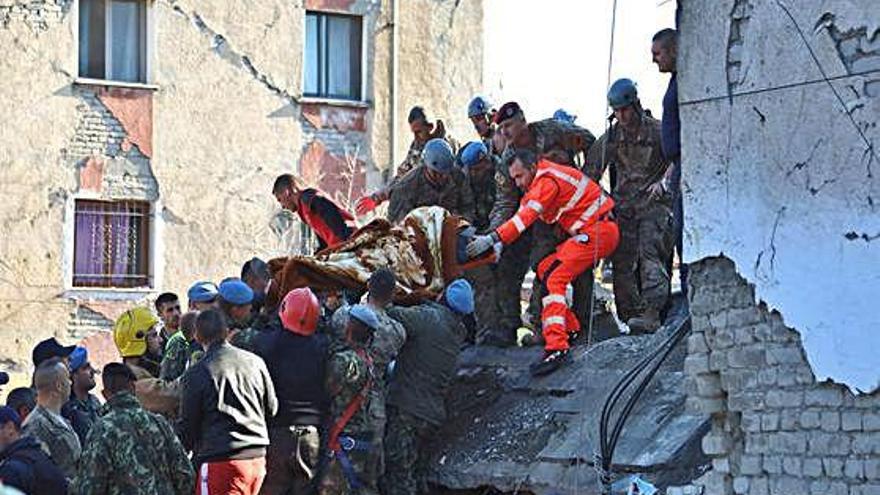 Els serveis de rescat traslladen un dels ferits en el sisme.
