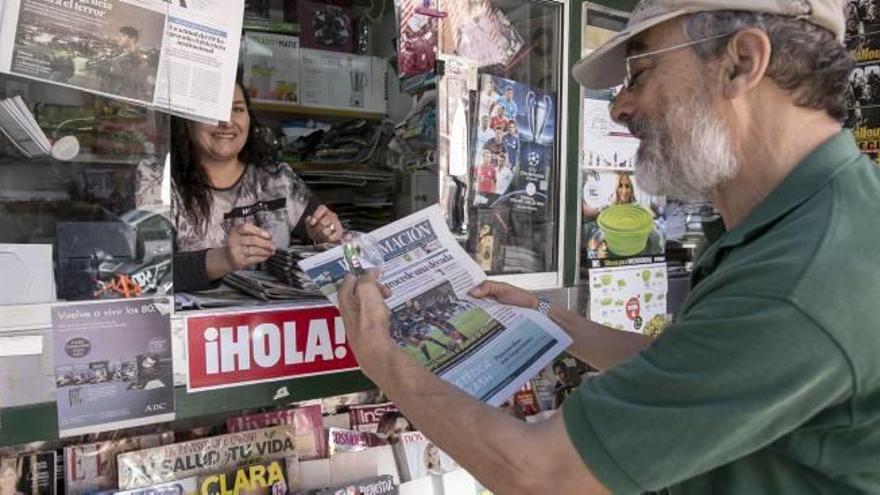 Un lector recoge ayer la figura de San José del Belén de la Provincia de Alicante.