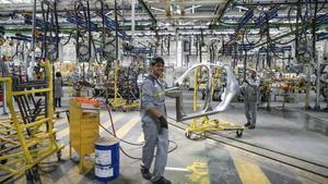 Un operario en la planta de Renault en Tánger.