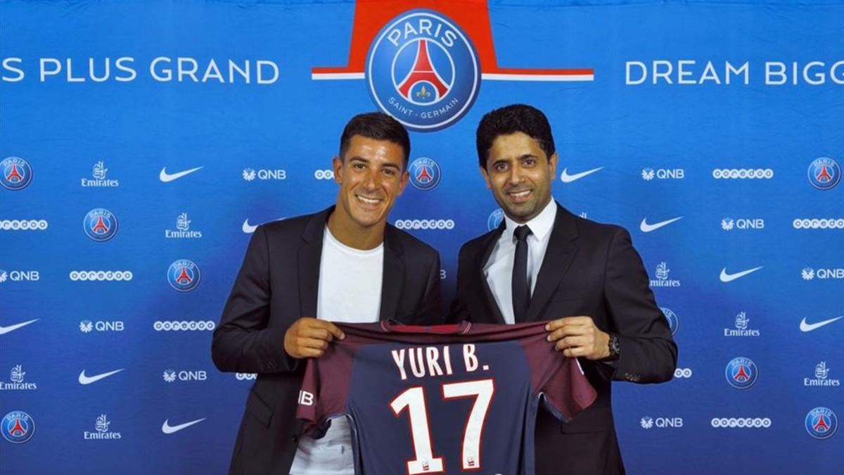 Yuri posa junto a el presidente del PSG, Nasser Al Khelaifi