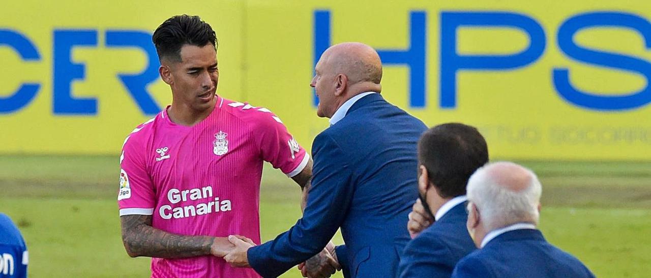 El técnico Pepe Mel felicita a Araujo por sus dos tantos ante el Almería. A la derecha, Rubén Fontes y Noberto Rodríguez.