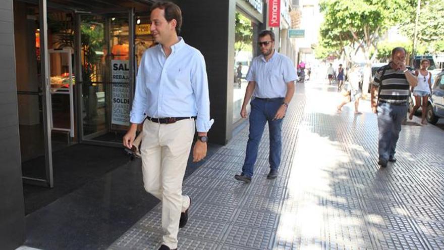 Rai Prats y Joan Mayans llegan a la sede del PP, ayer a primera hora de la tarde.