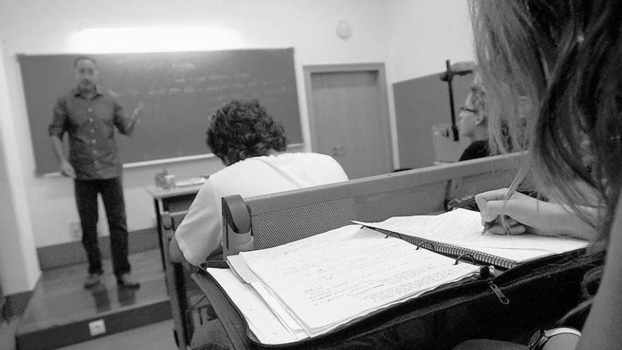 Varios alumnos toman apuntes en una facultad gallega. // F. M.