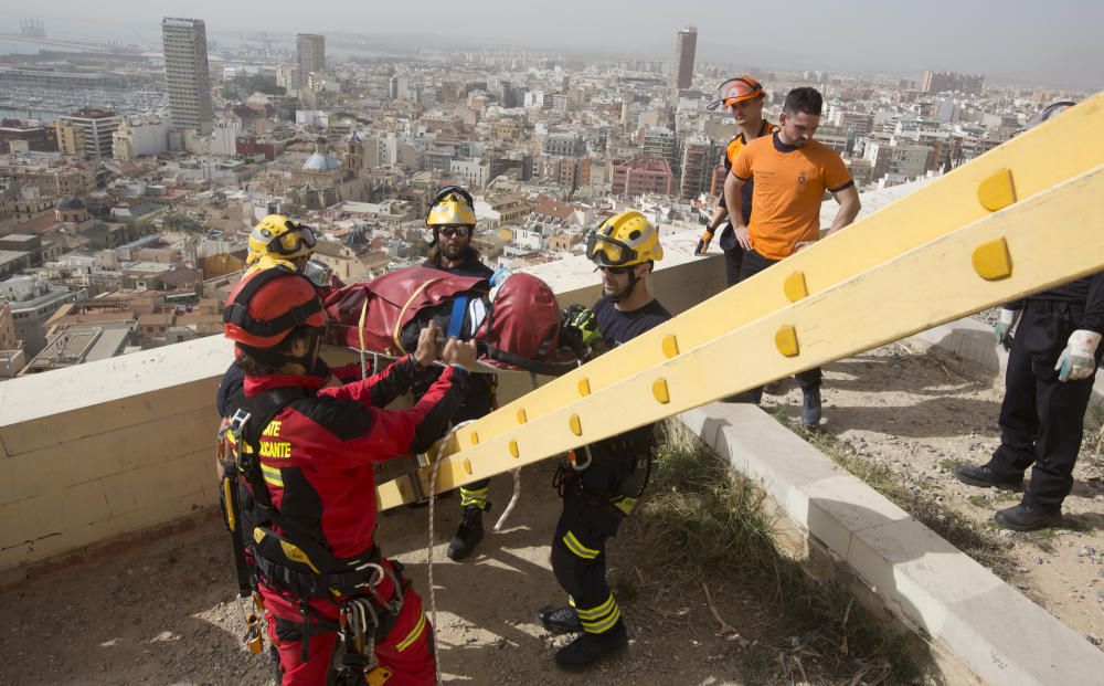 Casi medio centenar de efectivos participan en unas prácticas en la ladera del monte, donde se ha simulado un rescate en altura