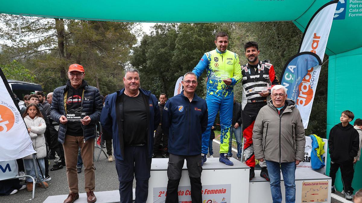 Los integrantes del podio del CEM en la II Pujada Coll de Femenía, junto a autoridades.