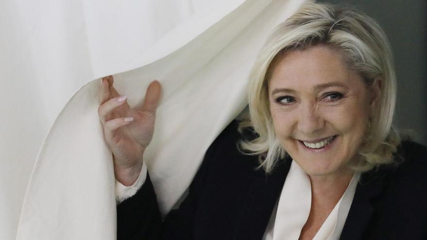Marine Le Pen: &quot;Que Puigdemont opere desde Francia es humillante y, si ganamos, no durará mucho&quot;