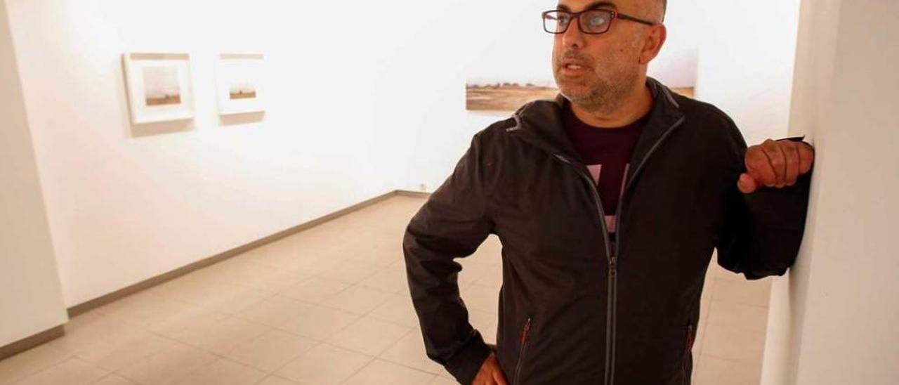 Carlos Suárez, junto a su exposición en la galería Amaga.