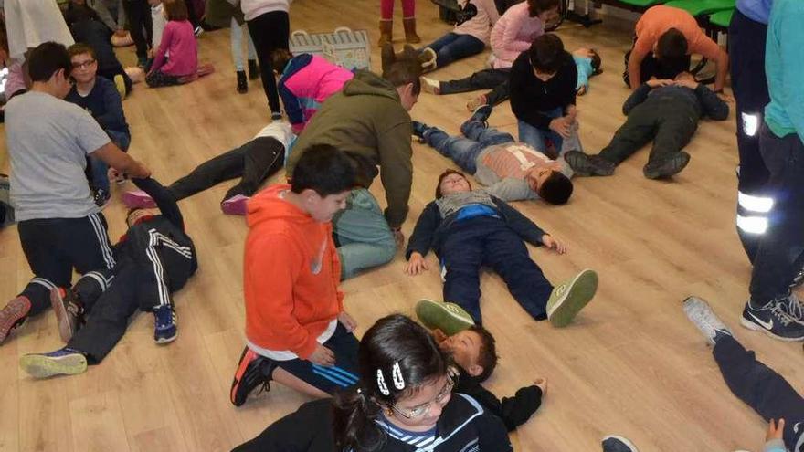 Escolares realizando ejercicios de psicomotricidad en el colegio.