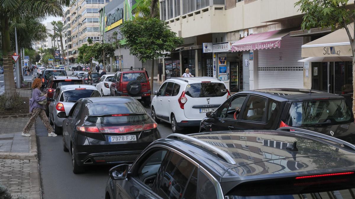 Vehículos que estacionan en doble fila en Luis Doreste Silva.