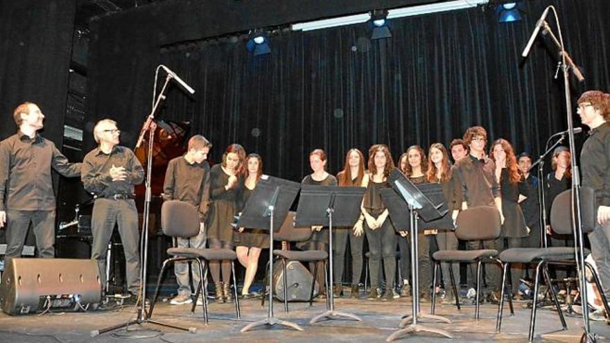 Mestres i alumnes revisen Bach