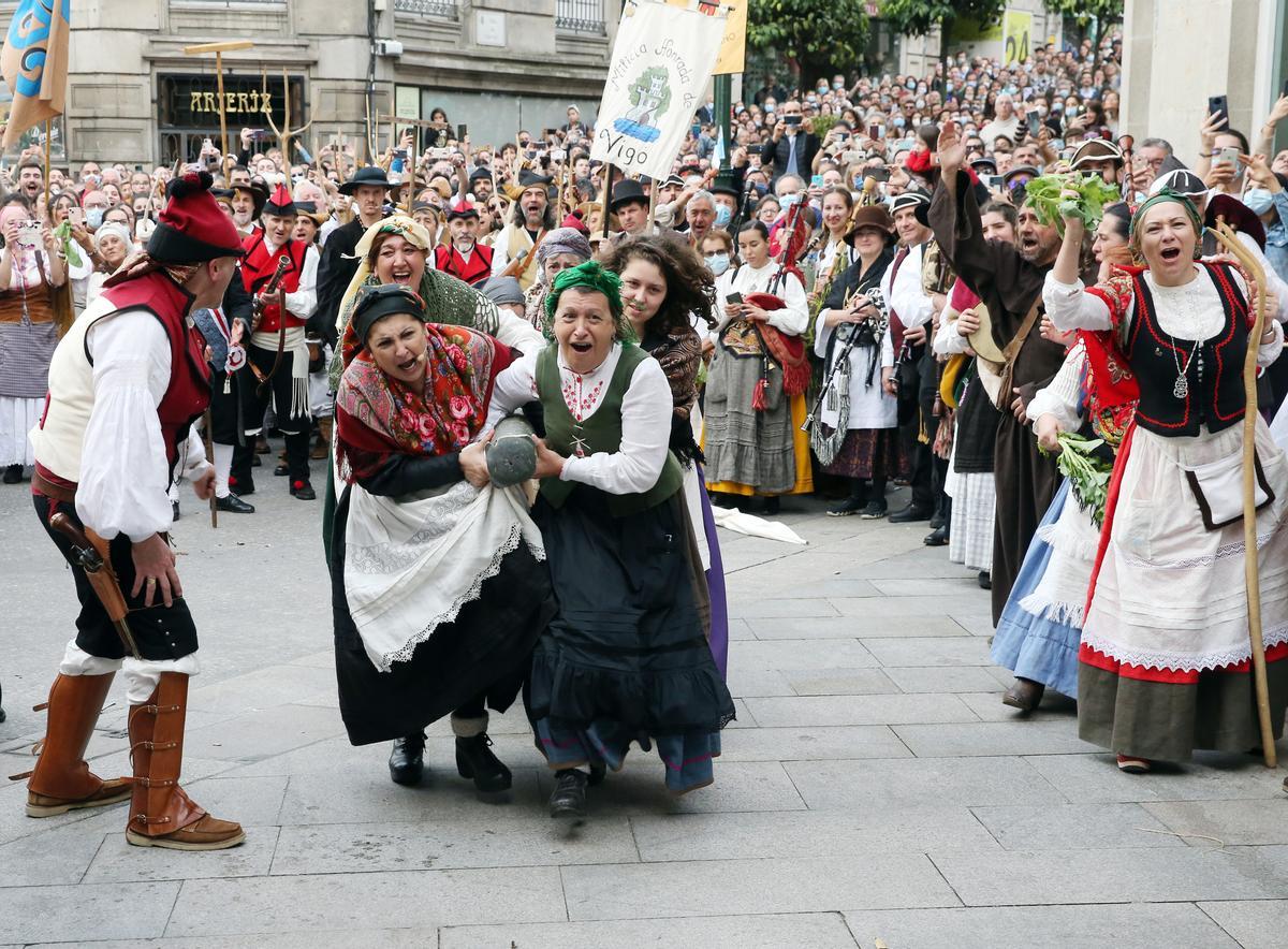 Los vigueses abarrotan las calles del Casco Vello en el día grande de la Reconquista