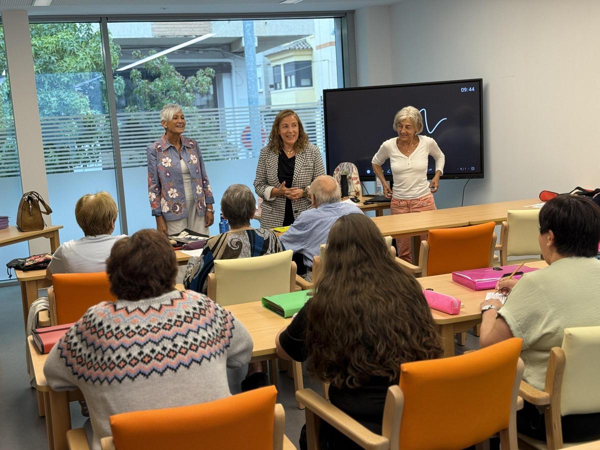 La alcaldesa y concejala en un acto de bienvenida en los primeros talleres celebrados en el CEAM en octubre.