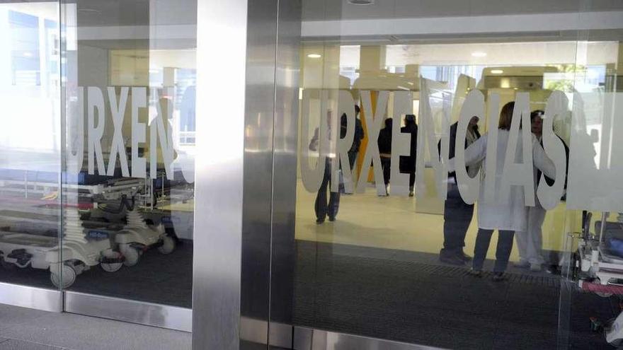 Trabajadores y pacientes en el interior del área de urgencias del Hospital de A Coruña.