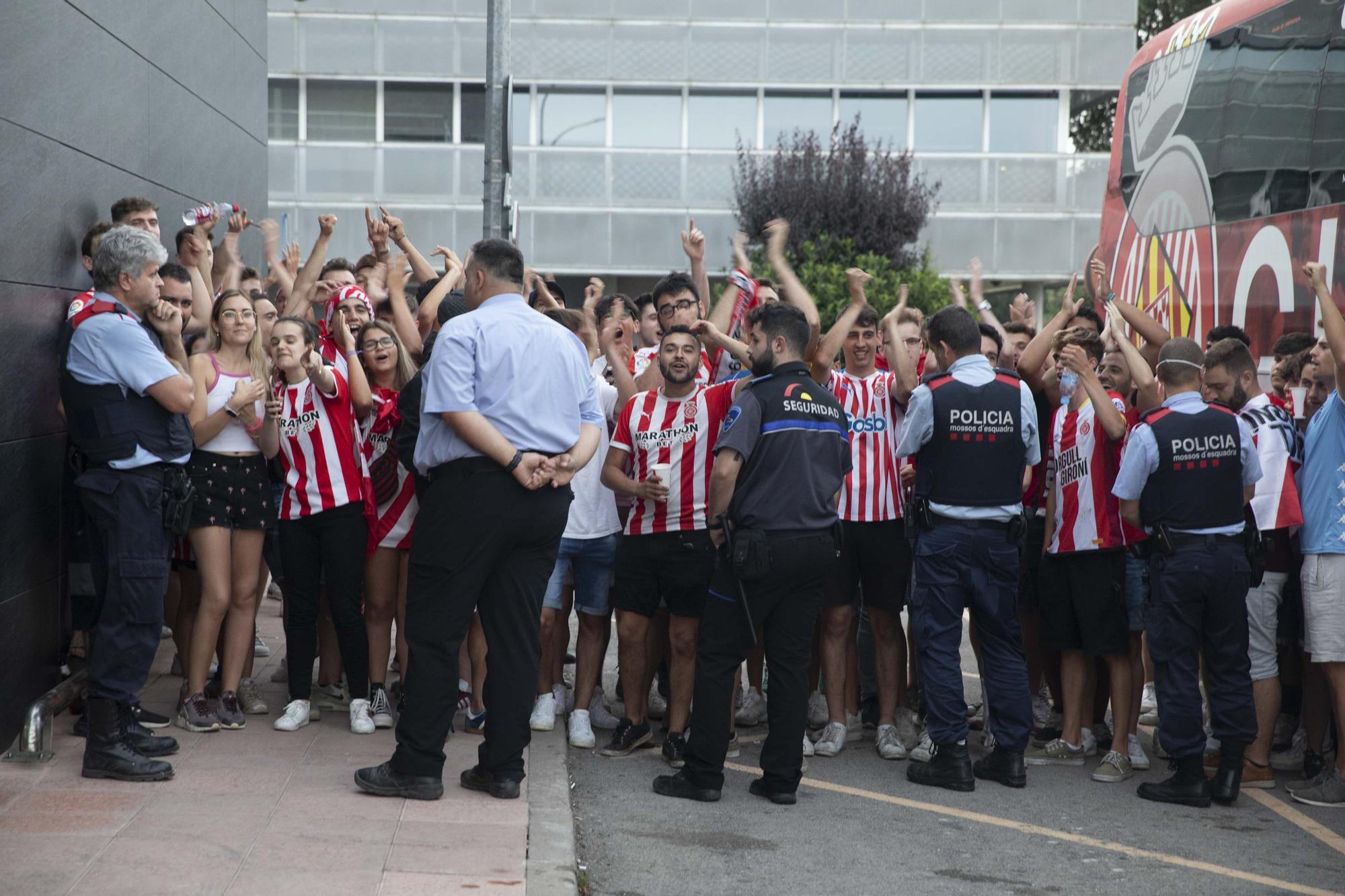 Els aficionats reben al Girona a l'aeroport