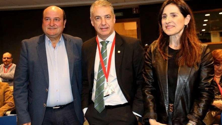 Urkullu, en el centro, con Andoni Ortuzar y la presidenta del Parlamento vasco, Bakartxo Tejeria . // EP