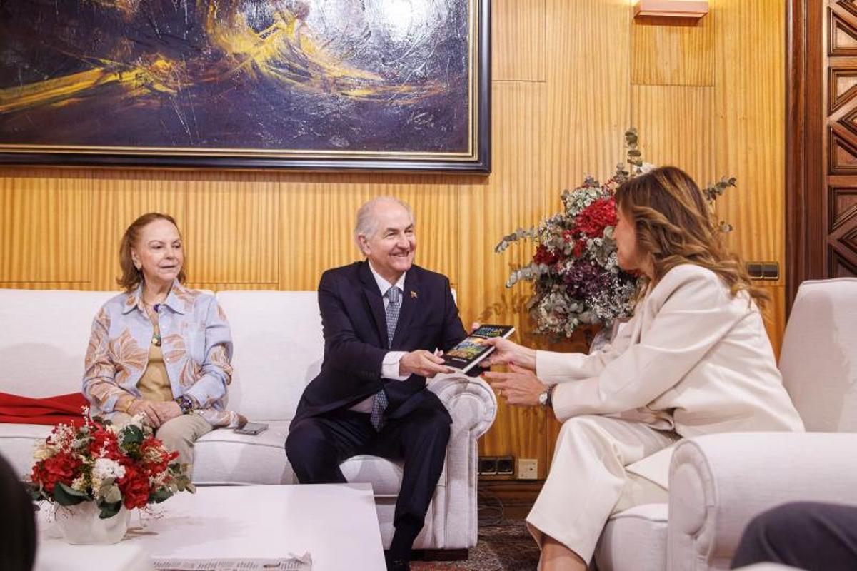 El opositor venezolano Antonio Ledezma con la alcaldesa de Zaragoza, Natalia Chueca.