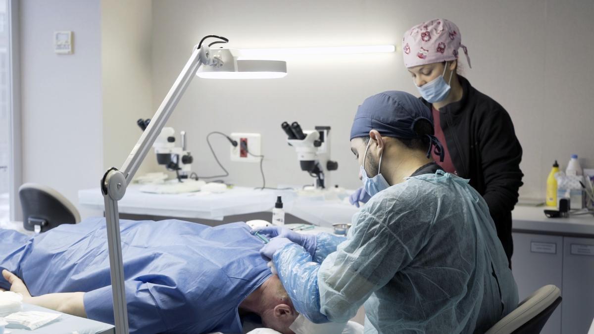 El equipo médico de Insparya durante el proceso de un trasplante capilar