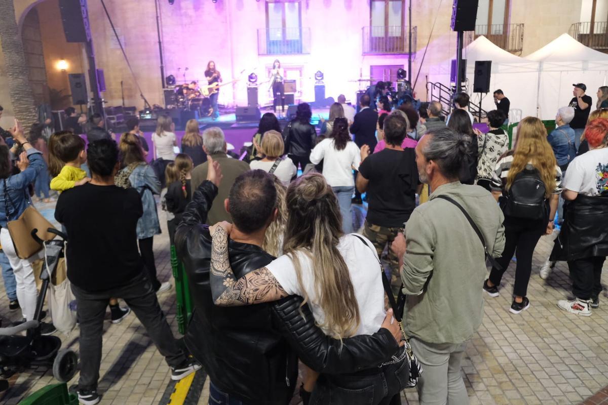 Público en la Plaça de Baix en el festival para promocionar el talento femenino