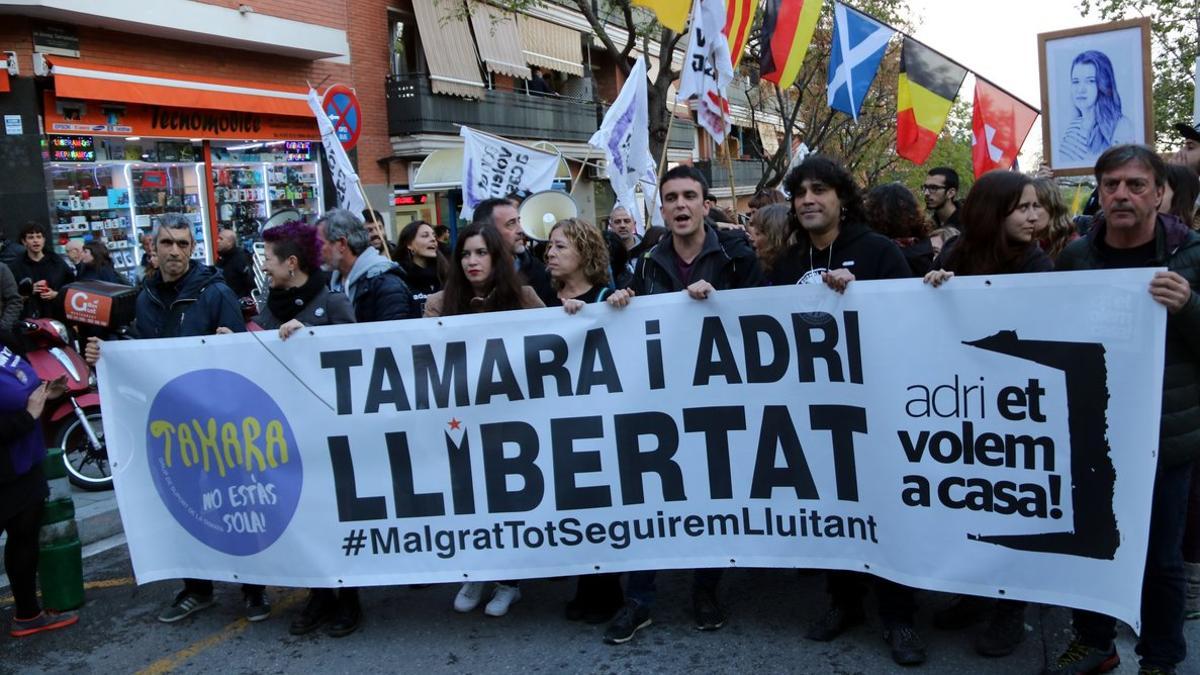 Manifestación en apoyo a Tamara y Adrià Carrasco, con Tamara Carrasco y la madre del activista al frente, en Viladecans