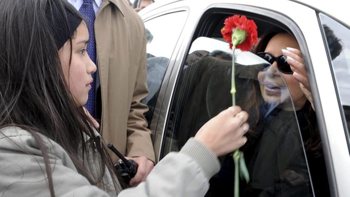 Una niña ofrece una flor a la presidenta argentina, Cristina Fernández