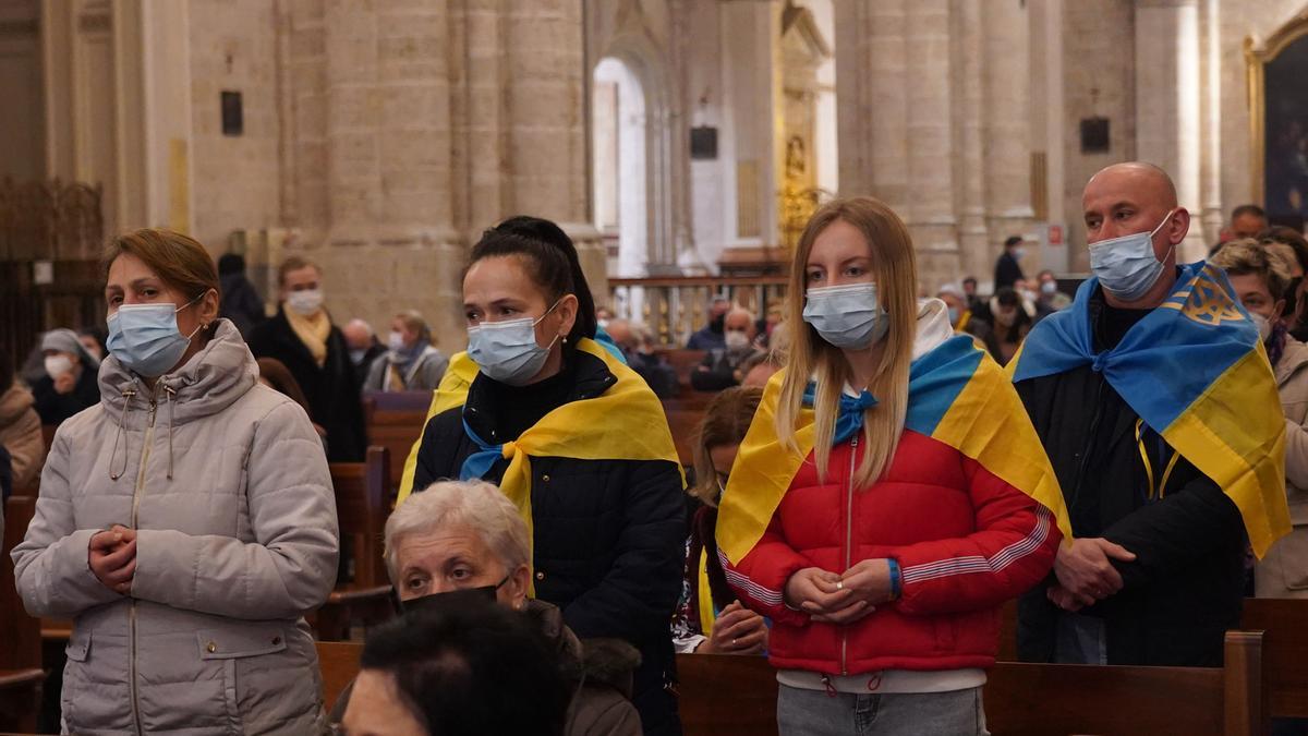 Misa por la paz en Ucrania celebrada en la catedral