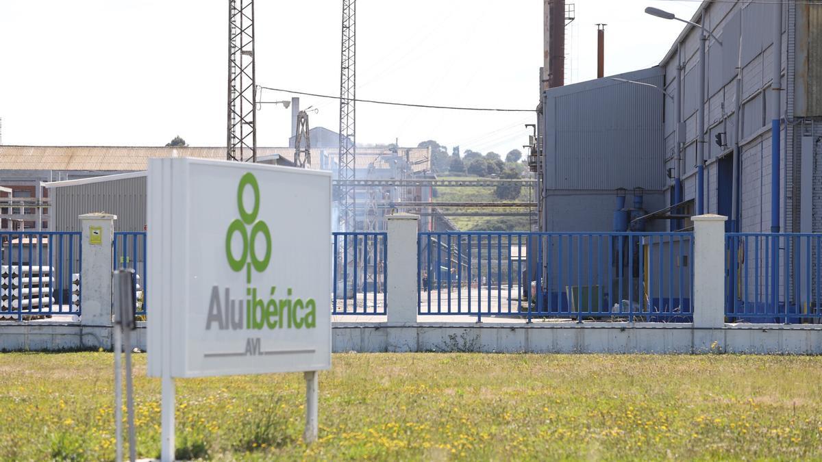 Cartel de Alu Ibérica, delante de la planta de San Balandrán.