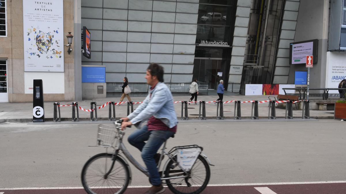 Un ciclista circula por los Cantones.