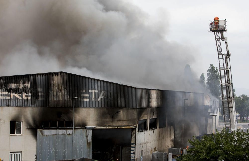 Incendio en una empresa del Polígono Industrial la Fillola, en Aldaia