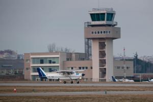 Una sortida de pista d’una avioneta obliga a aturar temporalment l’activitat a l’aeroport de Sabadell