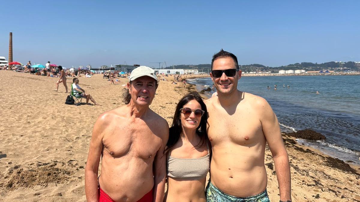 VÍDEO: Las carabelas portuguesas no frenan el verano en Gijón: los bañistas extreman la precaución, pero no renuncian al baño