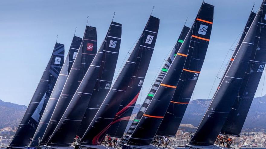 La flota de TP52 navegando en la bahÃ­a de Palma