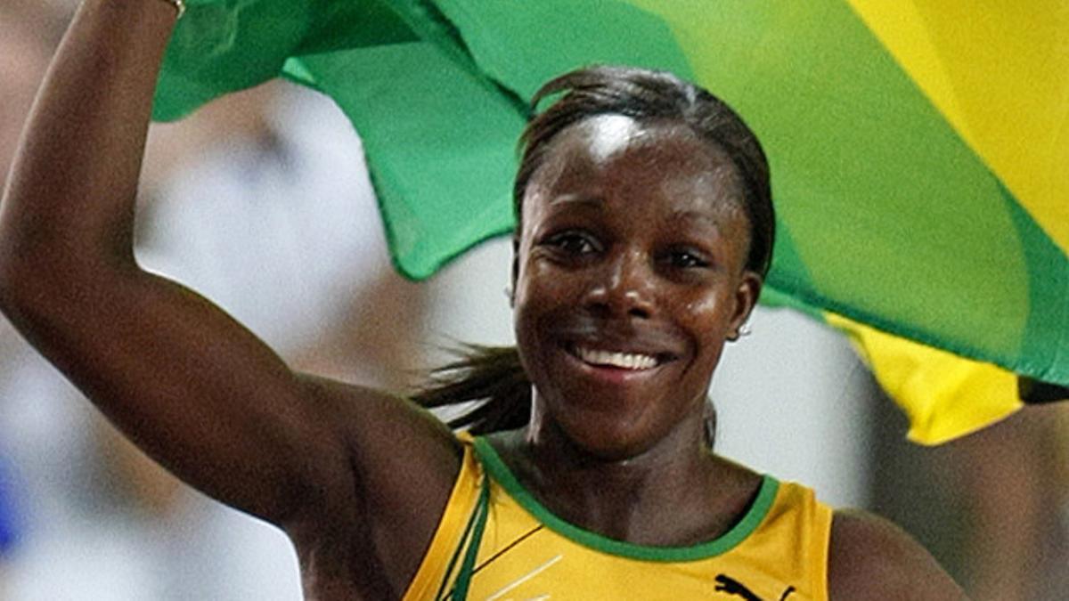 Veronica Campbell ondea la bandera jamaicana tras ganar el oro en los 100 metros en los Mundiales de Osaka del 2007.