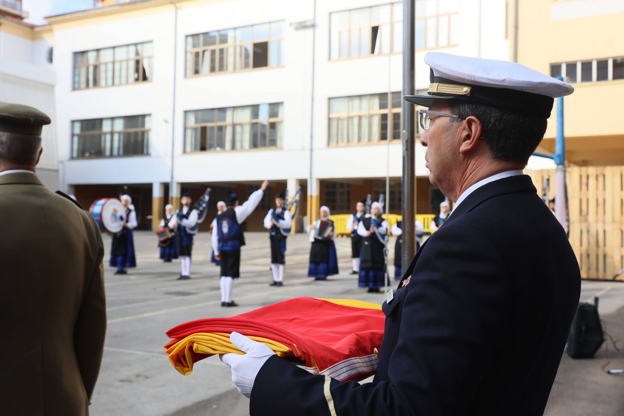 Escuelas Blancas. Acto de izado de la bandera con asistencia del delegado de Defensa y representantes de la Guardia Civil, la Policía Nacional y la Municipal, entre otros