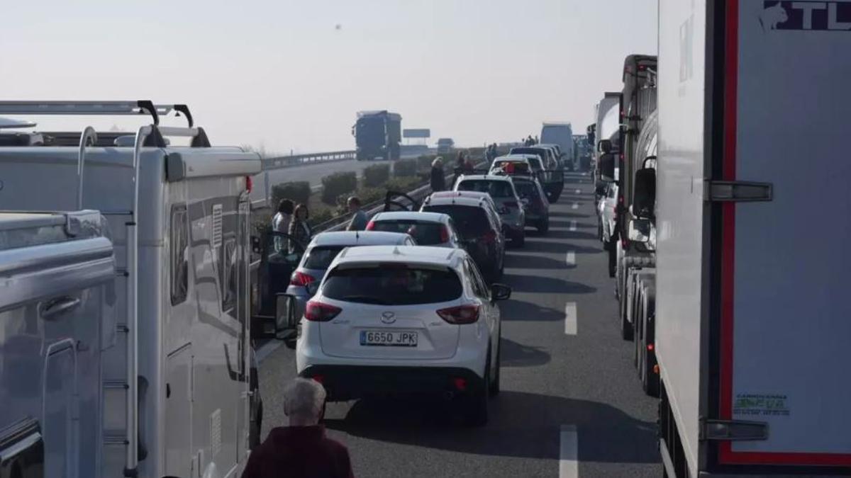 Archivo. Retenciones en la autopista a causa de un accidente.